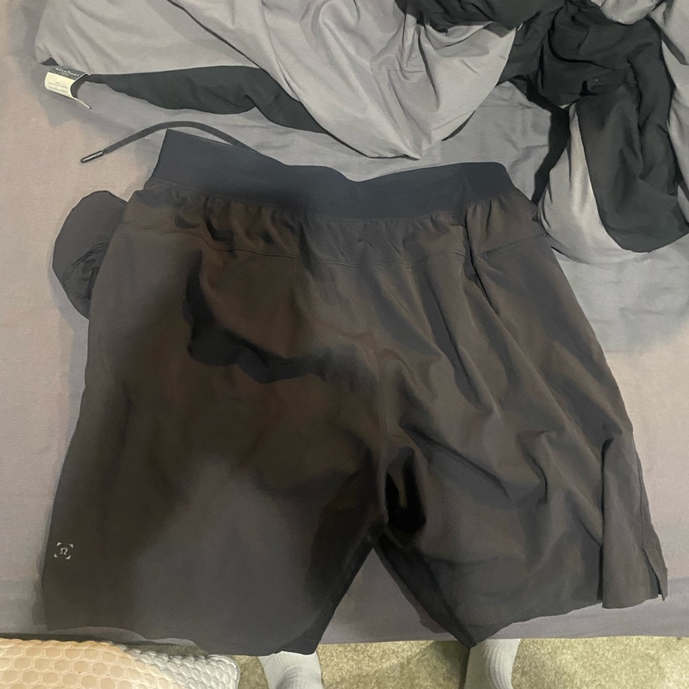 MENS LARGE LULULEMON SHORTS